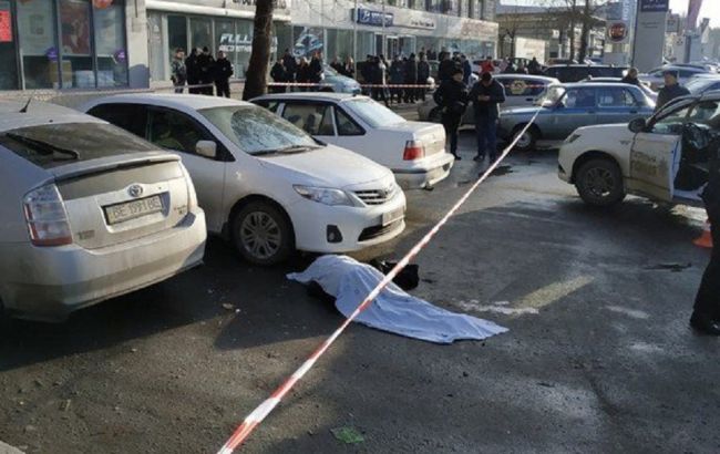 В Николаеве возле здания райсуда расстреляли двух людей