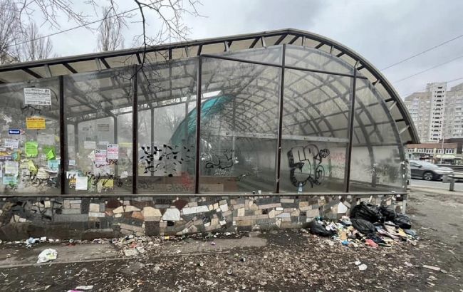 В Киеве станцию метро превратили в "мусорку". Фото, говорящие сами за себя