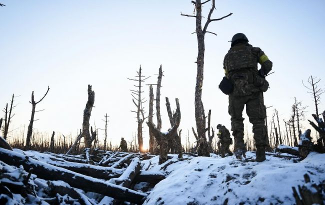 Фотографи показали, як наші воїни штурмують позиції росіян під Куп'янськом: вражаючі кадри