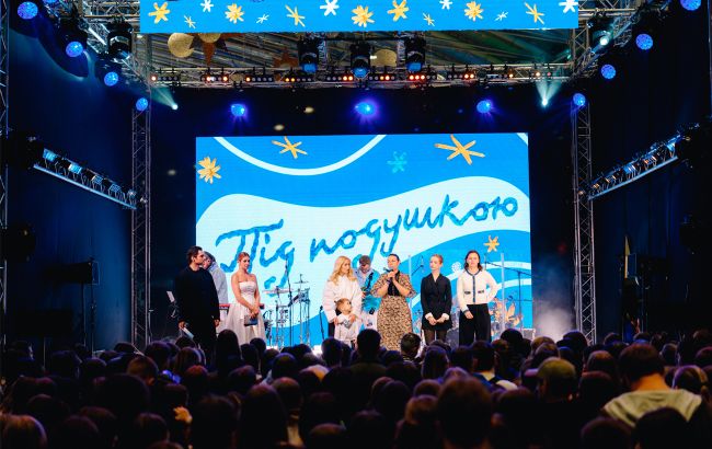 "Під подушкою": как Даша Квиткова собирала деньги для детей (фото)