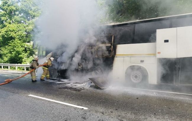 В России после ДТП горел автобус, в котором ехали дети. Есть пострадавшие