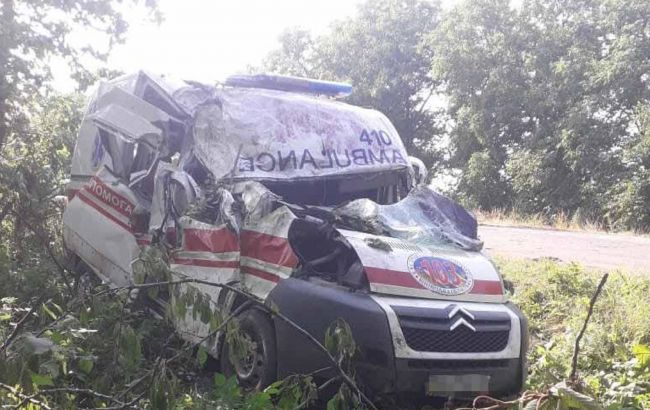 Швидка допомога перекинулася під Вінницею: є постраждалі