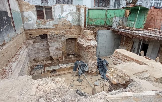 У Києві під виглядом ремонту розбирають фундамент палацу ХVIII cтоліття (фото)