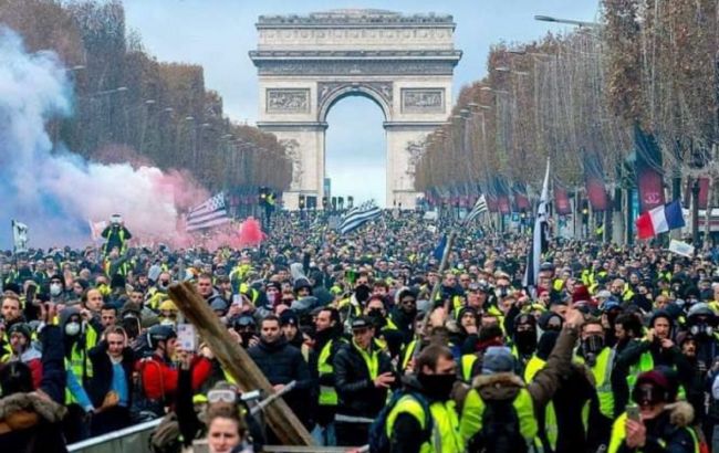 Во Франции вспыхнули протесты против COVID-паспортов: полиция применила газ
