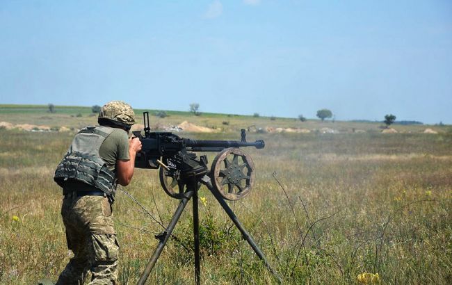 Бойовики вісім разів порушили "тишу" на Донбасі, поранено військового