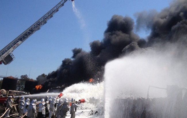 Пожар на нефтебазе под Васильковым: продолжает гореть 1 резервуар