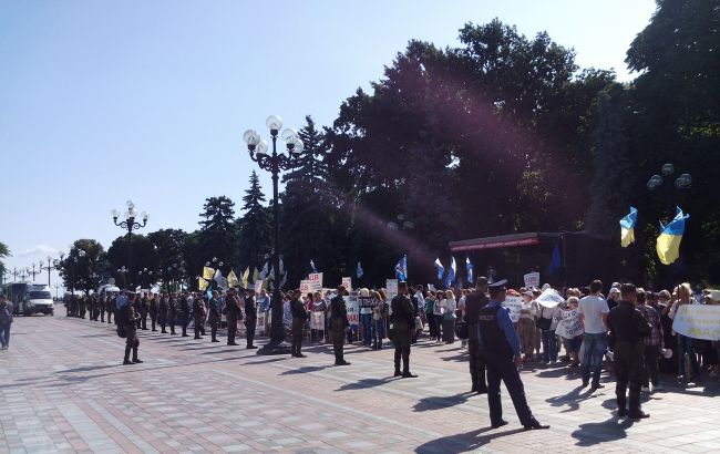 Под Верховной Радой проходит три митинга