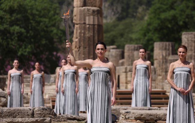 Олимпийский огонь Игр-2024 зажгли на церемонии в Греции