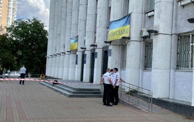 Мужчина устроил стрельбу возле горадминистарции Вышгорода: его задержали