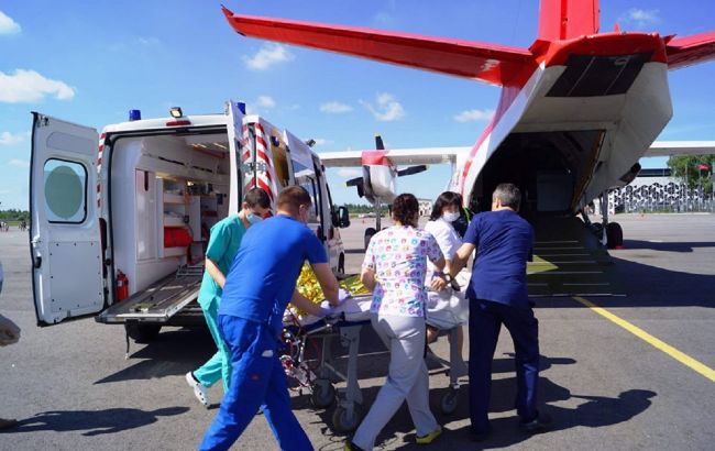 До Києва із Запоріжжя бортом ДСНС перевезли 3-річну дівчинку з тотальним ураженням легень