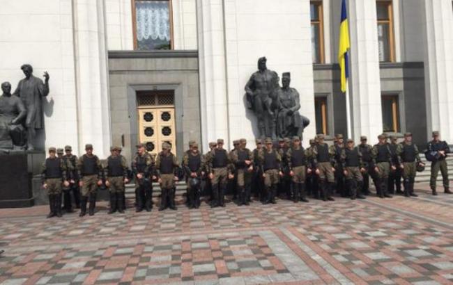 Перед обращением Порошенко здание Рады взяли под усиленную охрану