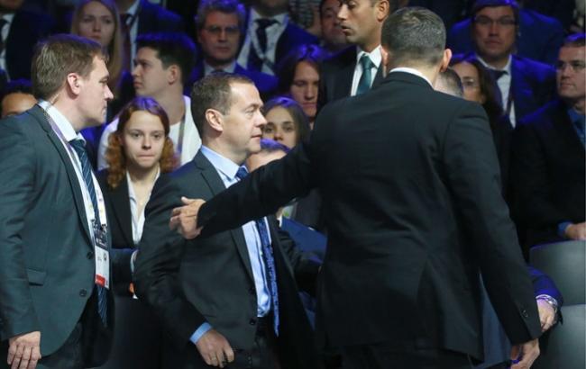 Все серьезно: Медведева эвакуировали с форума в Москве из-за открытого огня