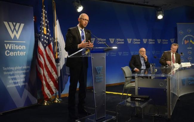 Яценюк в Вашингтоне принял участие в показе фильма об Украине "Точка излома"