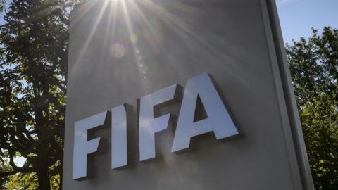 В ФИФА призвали остановить весь футбол в мире до сентября