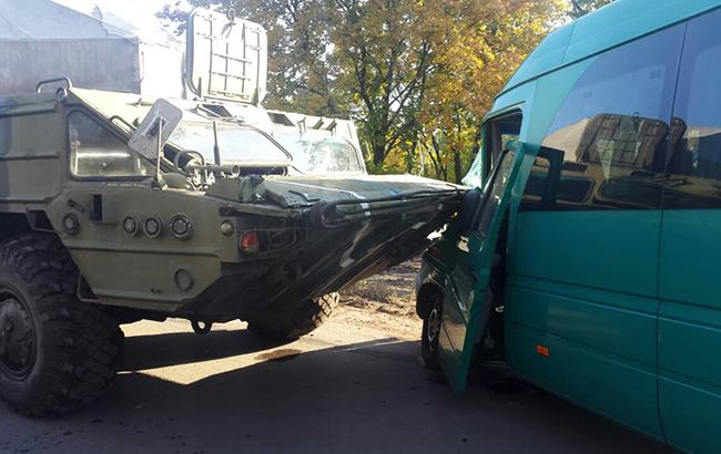 В Днепропетровской обл. военная техника столкнулась с маршруткой, трое раненых