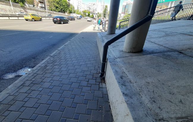 "Пешеходы должны страдать". Киевлянин сообщил о неудобстве под Индустриальным путепроводом