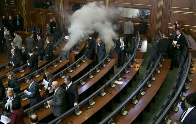 Оппозиционные депутаты распылили слезоточивый газ в парламенте Косово