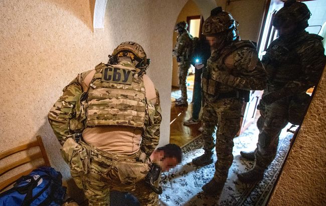 Готували серію нападів в Україні: СБУ знешкодила банду, яку контролювали з Росії