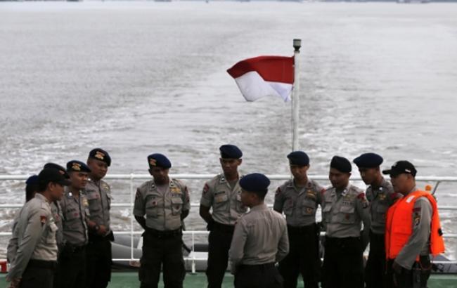 В Индонезии спасатели подняли на поверхность хвостовую часть самолета AirAsia, - СМИ