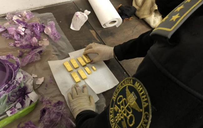 У Львівській області митники виявили 8 золотих злитків в банці з фарбою