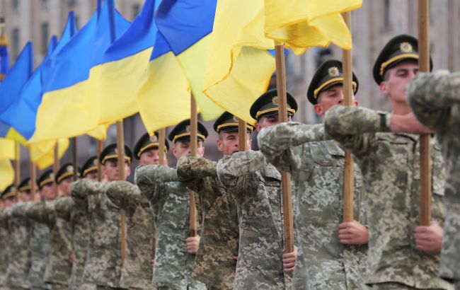 Огромный флаг и доска памяти с фотографиями: в Украине почтили защитников