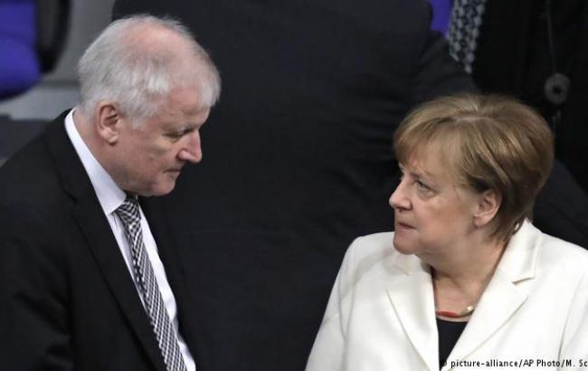 Глава МВС Німеччини заявив про завершення суперечки з Меркель щодо біженців