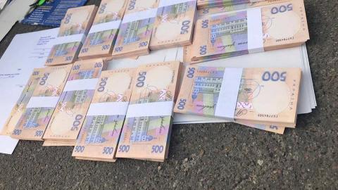 У Києві затримали заступника керівника "Льодового стадіону" на хабарі 560 тис. гривень