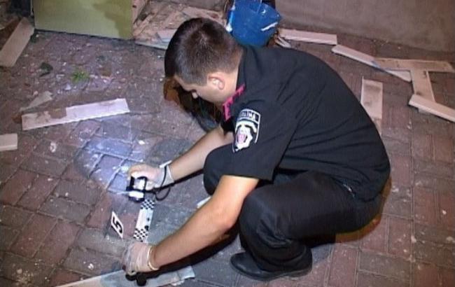 Во двор дома под Киевом бросили взрывчатку