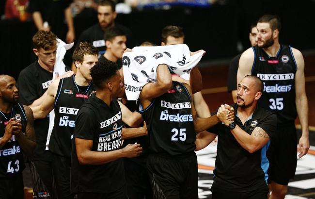 Видео баскетболиста с выпавшим глазом во время матча шокировало соцсети