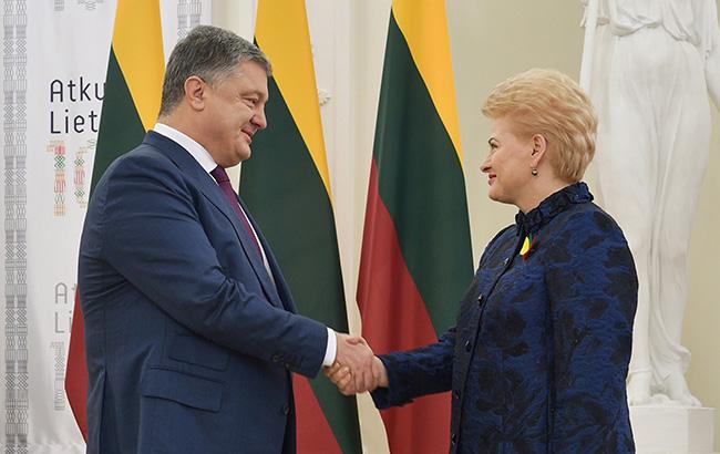 Порошенко подарил президенту Литвы важный исторический фолиант