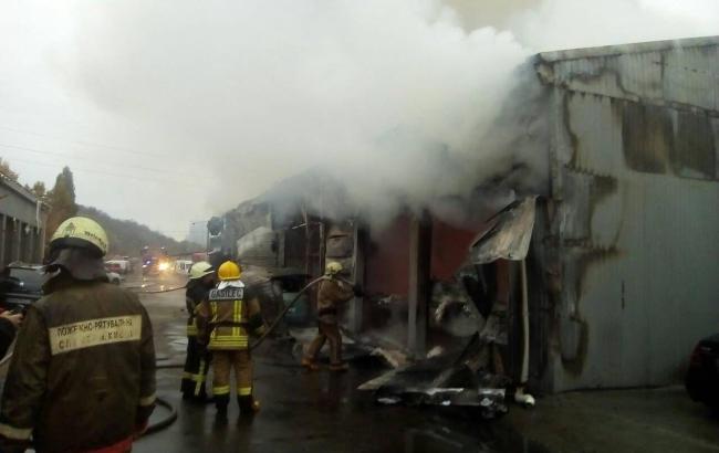В Киеве в результате пожара на СТО сгорели 3 авто
