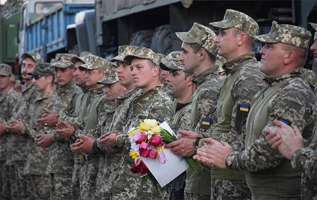"Чекали дуже": в Тернополі торжественно привітали військових, які повернулися із зони АТО (відео)