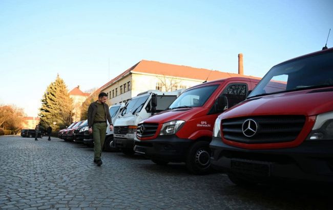 Закарпатський бізнес придбав 12 броньованих мікроавтобусів для особливо важливих операцій