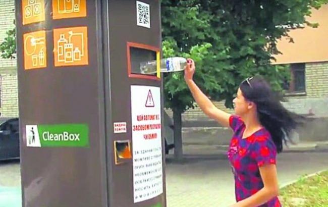 В Харькове автомат "благодарит" сувенирами за брошенные в него пластиковые бутылки