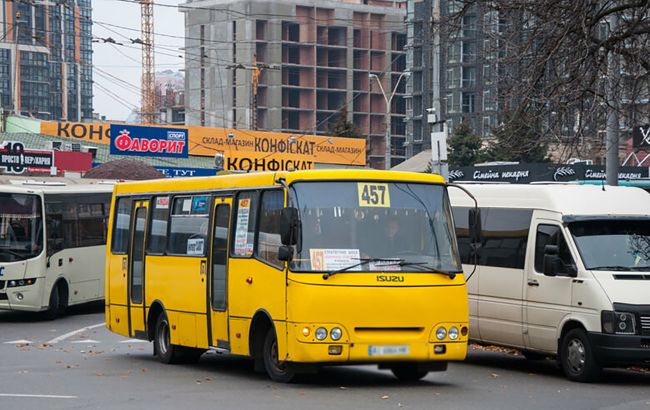 У Києві на ходу загорілась маршрутка: водій навіть не знав що робити