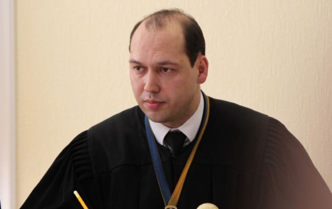 ВККСУ продлила на месяц срок отстранения судьи Вовка