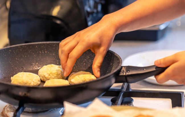 Соленые сырники со сметаной: очень быстро съедаются на завтрак