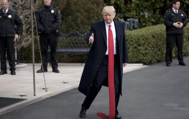 В сети создали целую эпопею из приключений длинного галстука Трампа