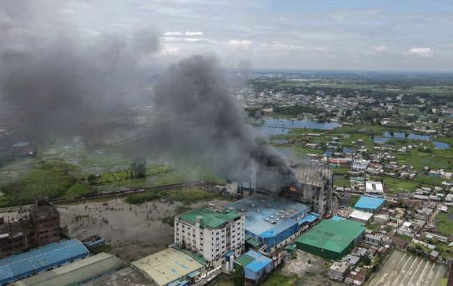 В Бангладеш сгорела фабрика по производству соков: погибли десятки человек