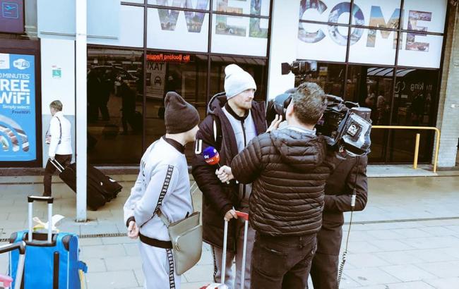 Усик прибыл в Великобританию на бой против Беллью