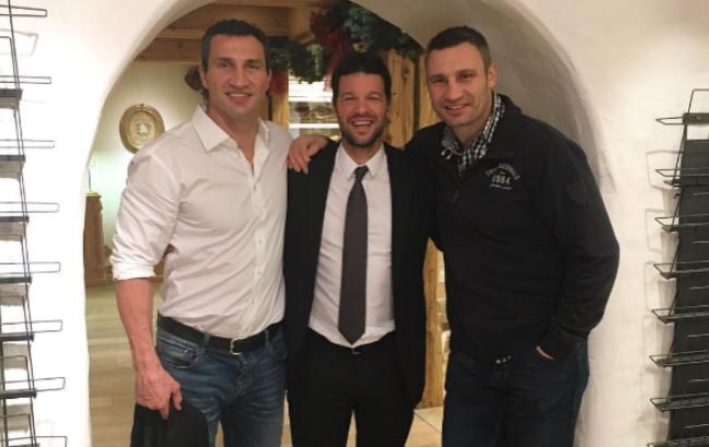 Немецкий футболист взял братьев Кличко в телохранители