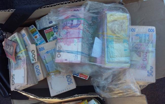 У Донецькій області затримали чоловіка, який намагався перевезти у "ДНР" 320 тис. гривень