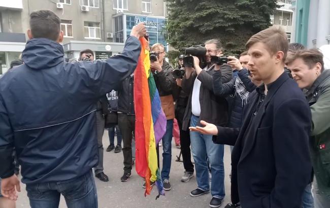В Харькове сожгли флаг ЛГБТ и напали на полицейских
