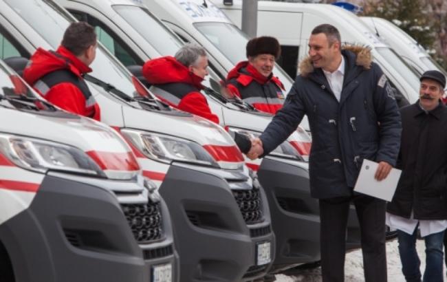 Кличко передав київським медзакладам 15 сучасних "швидких"