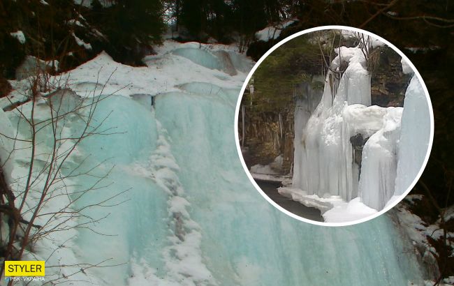 В украинских Карпатах замерзли водопады: сказочные фото ледяных "скульптур"