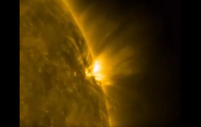 NASA запечатлело образование петель на Солнце