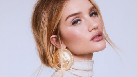 Толстовка и укороченные брюки: Роузи Хантингтон-Уайтли показала кремовый total look на каждый день