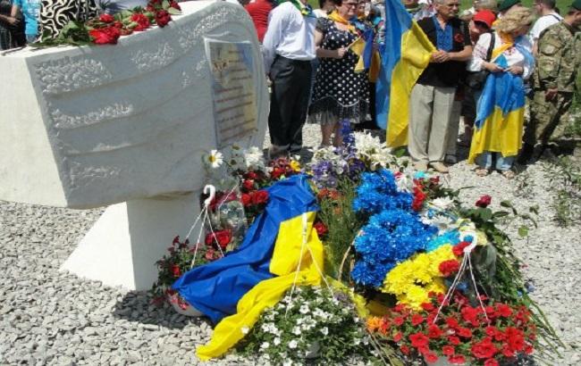 На месте падения самолета Ан-30Б открыли мемориал "Скорботний янгол": фоторепортаж