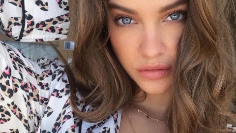 Брюки клеш и тенниска: Барбара Палвин покорила идеальной фигурой в стильном весеннем луке