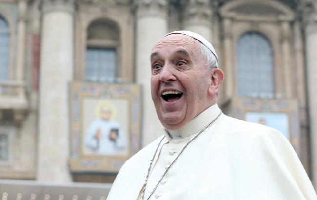 Девочка "украла" шапочку у Папы Римского, пока целовала его в щеку